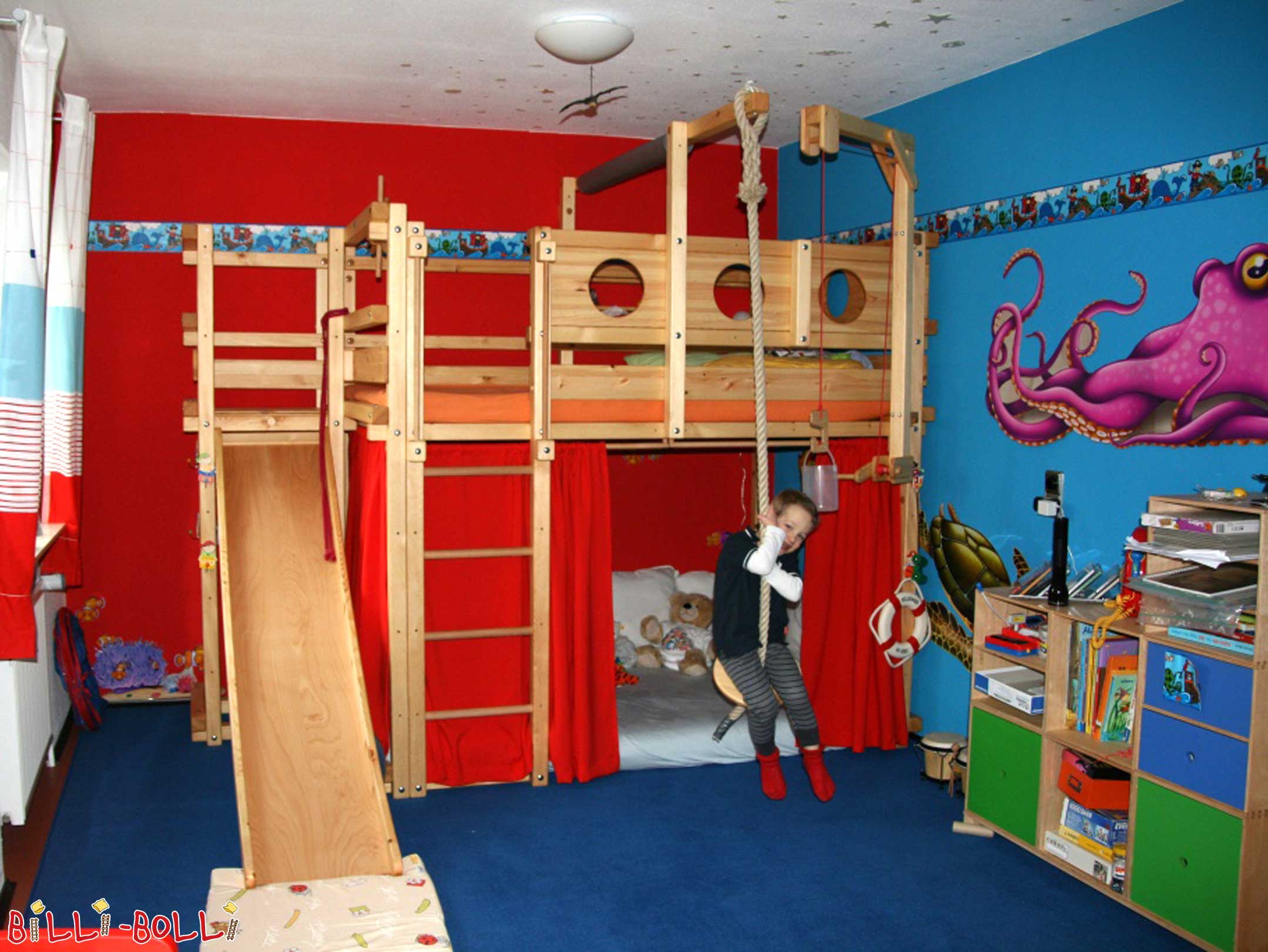 Piraten-Hochbett im Meer-Kinderzimmer mit Rutsche, Schaukel und Bullaugen (Hochbett mitwachsend)